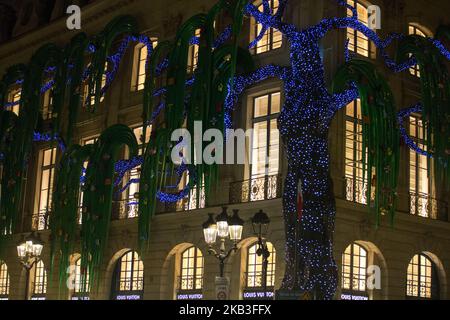 Die Fassade des französischen Modehauses und des Louis Vuitton Dior Shops auf dem Place Vendôme in Paris, geschmückt mit Weihnachtslichtern am 24. November 2018. (Foto von Michel Stoupak/NurPhoto) Stockfoto