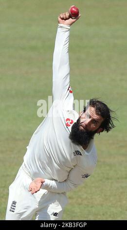 Der englische Cricketspieler Moeen Ali liefert während des 2.-tägigen Spiels im 3. und letzten Test-Cricket-Match zwischen England und Sri Lanka im internationalen SSC-Cricket-Stadion Colombo, Sri Lanka, einen Ball aus. 11-24-2018 (Foto von Tharaka Basnayaka/NurPhoto) Stockfoto