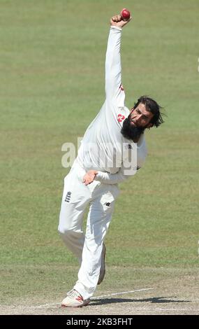 Der englische Cricketspieler Moeen Ali liefert während des 2.-tägigen Spiels im 3. und letzten Test-Cricket-Match zwischen England und Sri Lanka im internationalen SSC-Cricket-Stadion Colombo, Sri Lanka, einen Ball aus. 11-24-2018 (Foto von Tharaka Basnayaka/NurPhoto) Stockfoto