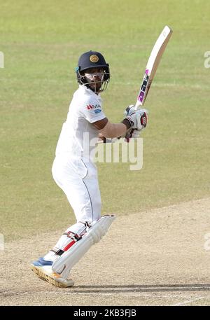 Der Sri-lankische Cricketspieler Kusal Mendis spielt einen Schuss während des 2.-tägigen Spiels im Cricket-Spiel 3. und im letzten Test zwischen England und Sri Lanka im internationalen SSC-Cricket-Stadion in Colombo, Sri Lanka. 11-24-2018 (Foto von Tharaka Basnayaka/NurPhoto) Stockfoto