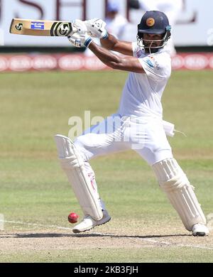 Der srilankische Cricketspieler Dimuth Karunaratne spielt während des 2.-tägigen Spiels im internationalen Cricket-Stadion des SSC in Colombo, Sri Lanka, im 3.. Und letzten Test-Cricket-Spiel zwischen England und Sri Lanka einen Schuss. 11-24-2018 (Foto von Tharaka Basnayaka/NurPhoto) Stockfoto