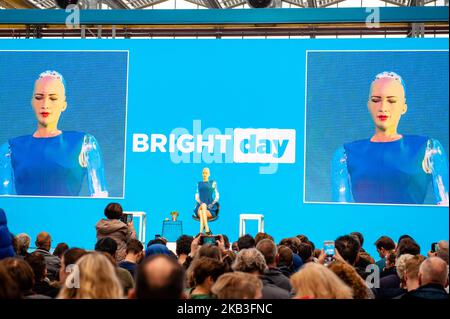 Sophia, der neueste und bisher fortschrittlichste Roboter von Hanson Robotics und eine kulturelle Ikone, wurde am 24.. November 2018 in Vijfhuizen, Niederlande, gegründet. Während des letzten Novemberwochenendes fand in der Expo Haarlemmermeer die achte Ausgabe des größten Tech-Festivals in den Niederlanden, der „Bright Day“, statt. Dieses Festival bringt die neuesten Entwicklungen in Technologie, Design und neuen Reiseoptionen. Dieses Jahr zählt das Festival mit der Anwesenheit des Roboters Sophia, sie ist Hanson Robotics' neuester und fortschrittlichster Roboter bis heute und eine kulturelle Ikone. (Foto von Romy Arroyo Fernandez/NurPhoto) Stockfoto