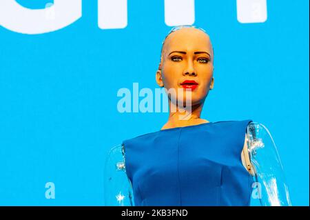 Sophia, der neueste und bisher fortschrittlichste Roboter von Hanson Robotics und eine kulturelle Ikone, wurde am 24.. November 2018 in Vijfhuizen, Niederlande, gegründet. Während des letzten Novemberwochenendes fand in der Expo Haarlemmermeer die achte Ausgabe des größten Tech-Festivals in den Niederlanden, der „Bright Day“, statt. Dieses Festival bringt die neuesten Entwicklungen in Technologie, Design und neuen Reiseoptionen. Dieses Jahr zählt das Festival mit der Anwesenheit des Roboters Sophia, sie ist Hanson Robotics' neuester und fortschrittlichster Roboter bis heute und eine kulturelle Ikone. (Foto von Romy Arroyo Fernandez/NurPhoto) Stockfoto