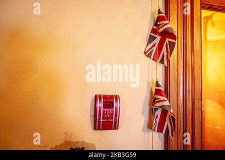 Union Jacks an einer Wand, Feueralarm, „Pull in case of Fire“; Craigdarroch Castle, Victoria, B.C., Kanada Stockfoto