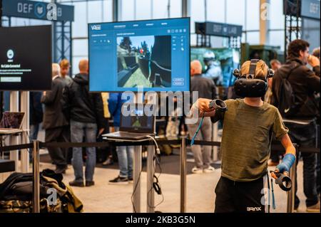 November 24., Vijfhuizen. Während des letzten Novemberwochenendes fand in der Expo Haarlemmermeer die achte Ausgabe des größten Tech-Festivals in den Niederlanden, der „Bright Day“, statt. Dieses Festival bringt die neuesten Entwicklungen in Technologie, Design und neuen Reiseoptionen. Dieses Jahr zählt das Festival mit der Anwesenheit des Roboters Sophia, sie ist Hanson Robotics' neuester und fortschrittlichster Roboter bis heute und eine kulturelle Ikone. Auch ANYbotics führt den Weg in die Zukunft der Robotermobilität und Roboterinteraktion, sie präsentierten ANYmal, die sich bewegt und autonom in anspruchsvollem Gelände a arbeitet Stockfoto