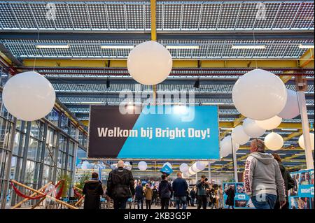 November 24., Vijfhuizen. Während des letzten Novemberwochenendes fand in der Expo Haarlemmermeer die achte Ausgabe des größten Tech-Festivals in den Niederlanden, der „Bright Day“, statt. Dieses Festival bringt die neuesten Entwicklungen in Technologie, Design und neuen Reiseoptionen. Dieses Jahr zählt das Festival mit der Anwesenheit des Roboters Sophia, sie ist Hanson Robotics' neuester und fortschrittlichster Roboter bis heute und eine kulturelle Ikone. Auch ANYbotics führt den Weg in die Zukunft der Robotermobilität und Roboterinteraktion, sie präsentierten ANYmal, die sich bewegt und autonom in anspruchsvollem Gelände a arbeitet Stockfoto