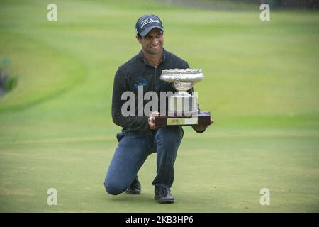 Ein Foto, auf dem der Gewinner der Honma Hong Kong Open 2018, Aaron Rai, seine Trophäe in Hongkong, China, abhält. 24. November 2018. (Foto von Harry Wai/NurPhoto) Stockfoto