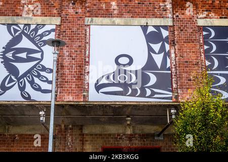 Nordwest-Küste Indische Kunst, Grafik, an einer Backsteinmauer in Bellingham, Washington, USA Stockfoto