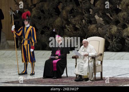 Papst Franziskus besucht am Mittwoch, den 28. November 2018, seine wöchentliche Generalaudienz auf dem Petersplatz im Vatikan. (Foto von Massimo Valicchia/NurPhoto) Stockfoto