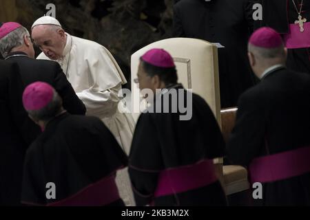 Papst Franziskus begrüßt die Bischöfe bei der wöchentlichen Generalaudienz in der Aula Paul VI., Vatikanstadt, am 28. November 2018. (Foto von Massimo Valicchia/NurPhoto) Stockfoto