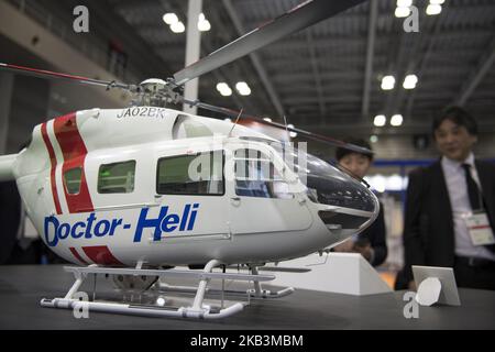 Ein Modell eines Hubschraubers wird während der Japan Aerospace 2018 Air Show am 28. November 2018 in Tokio, Japan, ausgestellt. (Foto von Alessandro Di Ciommo/NurPhoto) Stockfoto