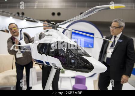 Auf der Japan Aerospace 2018 Air Show am 28. November 2018 in Tokio, Japan, wird ein Modell eines Airbus-Hubschraubers ausgestellt. (Foto von Alessandro Di Ciommo/NurPhoto) Stockfoto