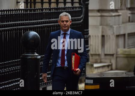 Brexit-Minister Stephen Barclay verlässt am 28. November 2018 das Kabinett in der Downing Street in London, England. Bundeskanzler Philip Hammond sagt, dass „alle Formen des Brexit Großbritannien schlechter stellen werden, aber Theresa Mays Plan ist der beste, der verfügbar ist“. Eine Analyse des Finanzministeriums zu Frau Mays Abkommen legt nahe, dass die Größe der britischen Wirtschaft nach 15 Jahren um bis zu 3,9 % kleiner sein wird, verglichen mit einem Aufenthalt in der EU. (Foto von Alberto Pezzali/NurPhoto) Stockfoto