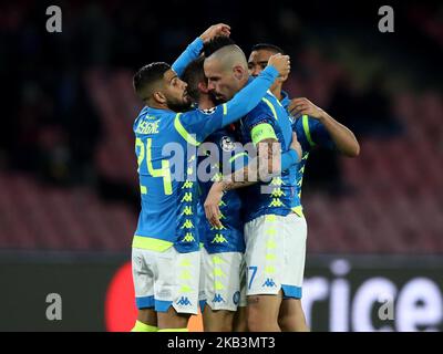 SSC Napoli - FK Crvena zvezda : UEFA Champions League Gruppe C Dries Mertens von Napoli feiert mit Marek Hamsik und Lorenzo Insigne nach dem Tor von 3-0 im San Paolo Stadion in Neapel, Italien am 28. November 2018. (Foto von Matteo Ciambelli/NurPhoto) Stockfoto