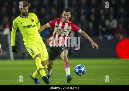 Gerard Pique aus Barcelona und Hirving Lozano vom PSV kämpfen beim UEFA Champions League-Spiel der Gruppe B zwischen PSV Eindhoven und dem FC Barcelona am 28. November 2018 im Philips Stadium in Eindhoven, Niederlande, um den Ball (Foto: Andrew Surma/NurPhoto) Stockfoto