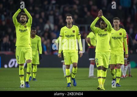 Die Spieler des FC Barcelona danken ihren Fans beim UEFA Champions League-Spiel der Gruppe B zwischen PSV Eindhoven und dem FC Barcelona im Philips Stadium in Eindhoven, Niederlande, am 28. November 2018 (Foto: Andrew Surma/NurPhoto) Stockfoto