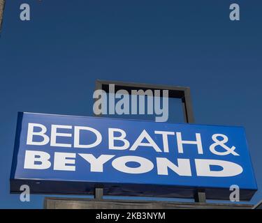 Studio City, CA, USA – 3. November 2022: Außenansicht eines Bed Bath & Beyond Stores in Studio City, Los Angeles, CA. Stockfoto