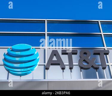 Los Angeles, CA, USA - 3. November 2022: Nahaufnahme eines AT&T-Ladenzeichens in Los Angeles, CA. Stockfoto