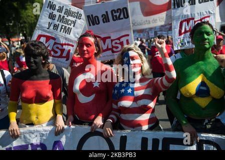 Demonstranten nehmen an einem marsch während des Group 20-Gipfels in Buenos Aires, Argentinien, am Freitag, den 30. November, Teil. 2018. (Foto von Mario De Fina/NurPhoto) Stockfoto