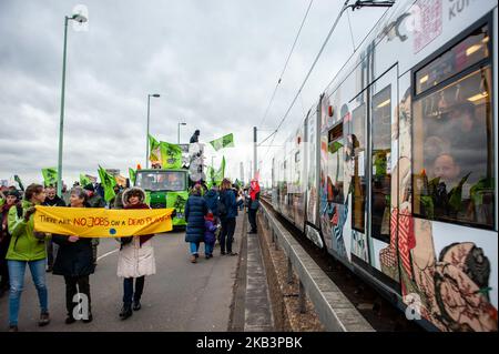 Dezember 1., Köln. Im Dezember wird das Klima zweimal diskutiert: Beim Weltklimagipfel in Polen und in der kohlekommission in Berlin. Am 1.. Dezember versammelten sich in Köln vor den Toren des größten Braunkohlebergbaugebiets Europas Tausende von Menschen, um die Umsetzung des Pariser Klimaabkommens zu fordern: Verschärfung der Klimaziele und faire Unterstützung armer und am stärksten betroffener Länder im Kampf gegen den Klimawandel. Die Hälfte der Kohlekraftwerkskapazitäten in Deutschland so schnell abschalten, dass das Klimaziel der Bundesregierung für 2020 noch immer rek ist Stockfoto