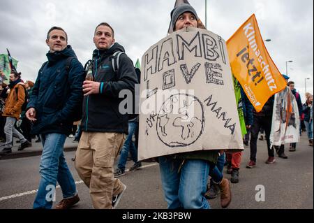 Dezember 1., Köln. Im Dezember wird das Klima zweimal diskutiert: Beim Weltklimagipfel in Polen und in der kohlekommission in Berlin. Am 1.. Dezember versammelten sich in Köln vor den Toren des größten Braunkohlebergbaugebiets Europas Tausende von Menschen, um die Umsetzung des Pariser Klimaabkommens zu fordern: Verschärfung der Klimaziele und faire Unterstützung armer und am stärksten betroffener Länder im Kampf gegen den Klimawandel. Die Hälfte der Kohlekraftwerkskapazitäten in Deutschland so schnell abschalten, dass das Klimaziel der Bundesregierung für 2020 noch immer rek ist Stockfoto