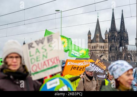 Dezember 1., Köln. Im Dezember wird das Klima zweimal diskutiert: Beim Weltklimagipfel in Polen und in der kohlekommission in Berlin. Am 1.. Dezember versammelten sich in Köln vor den Toren des größten Braunkohlebergbaugebiets Europas Tausende von Menschen, um die Umsetzung des Pariser Klimaabkommens zu fordern: Verschärfung der Klimaziele und faire Unterstützung armer und am stärksten betroffener Länder im Kampf gegen den Klimawandel. Die Hälfte der Kohlekraftwerkskapazitäten in Deutschland so schnell abschalten, dass das Klimaziel der Bundesregierung für 2020 noch immer rek ist Stockfoto