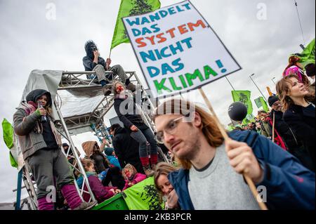 Dezember 1., Köln. Im Dezember wird das Klima zweimal diskutiert: Beim Weltklimagipfel in Polen und in der kohlekommission in Berlin. Am 1.. Dezember versammelten sich in Köln vor den Toren des größten Braunkohlebergbaugebiets Europas Tausende von Menschen, um die Umsetzung des Pariser Klimaabkommens zu fordern: Verschärfung der Klimaziele und faire Unterstützung armer und am stärksten betroffener Länder im Kampf gegen den Klimawandel. Die Hälfte der Kohlekraftwerkskapazitäten in Deutschland so schnell abschalten, dass das Klimaziel der Bundesregierung für 2020 noch immer rek ist Stockfoto