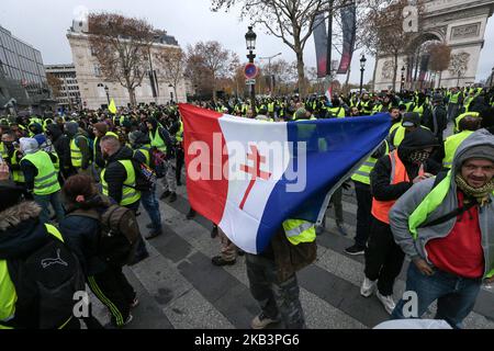 Demonstranten versammeln sich am 1. Dezember 2018 vor dem Arc de Triomphe bei einem Protest der Gelbwesten (Gilets jaunes) gegen steigende Ölpreise und Lebenshaltungskosten in Paris. Tausende von regierungsfeindlichen Demonstranten werden am 1. Dezember 2018 auf den Champs-Elysées in Paris erwartet, eine Woche nachdem eine gewalttätige Demonstration auf der berühmten Straße von brennenden Barrikaden und wütendem Vandalismus gekennzeichnet war, den der französische Präsident mit „Kriegsszenen“ verglich. (Foto von Michel Stoupak/NurPhoto) Stockfoto