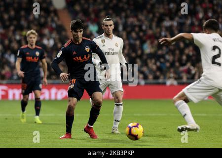 Gareth Bale von Real Madrid und Carlos Soler von Valencia CF während des La Liga-Spiels zwischen Real Madrid und Valencia CF im Santiago Bernabeu Stadium in Madrid, Spanien. 01. Dezember 2018. (Foto von A. Ware/NurPhoto) Stockfoto