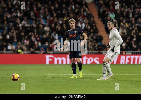 Gareth Bale von Real Madrid und Daniel Wass von Valencia CF beim La Liga-Spiel zwischen Real Madrid und Valencia CF im Santiago Bernabeu Stadium in Madrid, Spanien. 01. Dezember 2018. (Foto von A. Ware/NurPhoto) Stockfoto