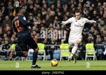 Gareth Bale von Real Madrid und Francis Coquelin von Valencia CF beim La Liga-Spiel zwischen Real Madrid und Valencia CF im Santiago Bernabeu Stadium in Madrid, Spanien. 01. Dezember 2018. (Foto von A. Ware/NurPhoto) Stockfoto