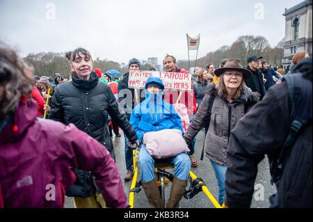 Dezember 2., Brüssel. Am ersten Sonntag im Dezember fand in Brüssel ein riesiger nationaler marsch mit dem Titel „Claim the Climate“ statt. Rund 75,000 Demonstranten signalisierten, wie wichtig es ist, den Klimawandel auf maximal 1,5 Grad zu begrenzen Die Demonstranten wollen Belgien und Europa daran erinnern, dass sie sich an die Klimaschutzverpflichtungen halten und sogar noch weiter gehen müssen. Am 3.. Dezember wird die Parteikonferenz 24. zum Klimawandel in Katowice in Polen beginnen. Die Demonstranten hoffen, dass die Teilnehmer erkennen werden, wie ernst das Problem des Klimawandels ist. Der marsch startete am Mittag vom Gare du Nord und kam an Stockfoto