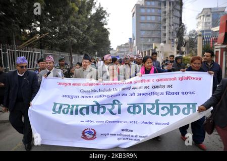 Die Ministerin für Frauen, Kinder und Senioren Tham Maya Thapa (c) nimmt am Montag, den 03. Dezember 2018, an einer Kundgebung zum Internationalen Tag der Menschen mit Behinderungen 27. in Kathmandu, Nepal, Teil. Der Welttag für Behinderte 27. konzentriert sich auf „Stärkung von Menschen mit Behinderungen und Gewährleistung von Inklusivität und Gleichheit“. (Foto von Narayan Maharjan/NurPhoto) Stockfoto