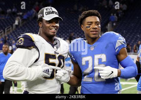 Detroit Lions Defensive Back DeShawn Shead (26) steht mit Los Angeles Rams vor dem Linebacker Samson Ebukam (50), der einen NFC Champions Hut trägt, nachdem er die NFC-Meisterschaft mit einem Sieg über die Detroit Lions nach einem NFL-Fußballspiel zwischen den Los Angeles Rams und den Detroit Lions in gewonnen hatte Detroit, Michigan USA, am Sonntag, 2. Dezember 2018. (Foto von Amy Lemus/NurPhoto) Stockfoto