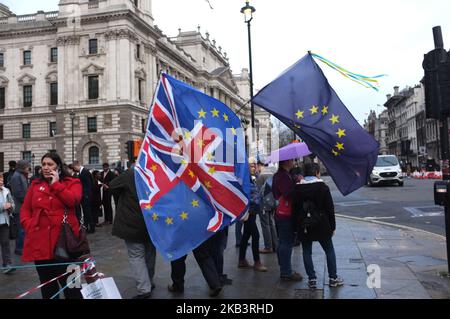 Anti-Brexit-Demonstranten winken EU- und UK-Flaggen vor dem Parliament Square, da heute der Beginn von zwei entscheidenden Wochen für die Regierung vor der Abstimmung des Unterhauses über Theresa Mays Brexit-Abkommen am 3. Dezember 2018 in London markiert ist (Foto von Alberto Pezzali/NurPhoto) Stockfoto