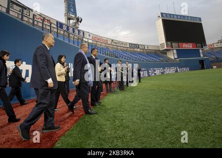 Vorsitzender der Koordinierungskommission Meeting Tokyo 2020 John Coates (C) inspiziert am 3. Dezember 2018 das Yokohama-Stadion, eines der Austragungsorte von Baseballspielen und Softballspielen für die Olympischen Spiele 2020 in Tokio in Yokohama City, Präfektur Kanagawa. Die Sitzung wird bis zum 5.. Dezember stattfinden. Die Olympischen Sommerspiele 2020 finden vom 24. Juli bis zum 9. August 2020 statt. (Foto von Alessandro Di Ciommo/NurPhoto) Stockfoto