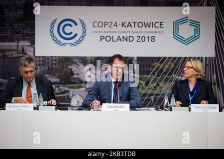 Andreas Kubler, Gerd Muller (Bundesminister für wirtschaftliche Zusammenarbeit und Entwicklung), Svenja Schulze (Bundesministerin für Umwelt, Naturschutz und Reaktorsicherheit) während der UN-Klimakonferenz (COP24) am 3. Dezember 2018 in Katowice, Polen (Foto: Mateusz Wlodarczyk/NurPhoto) Stockfoto