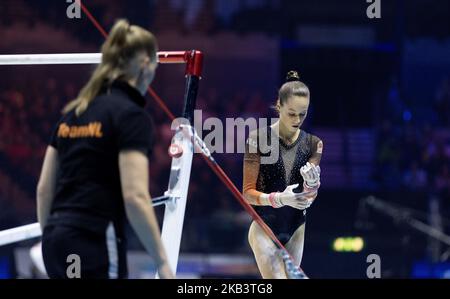 LIVERPOOL - Naomi Visser während des Allround-Finales der Frauen bei den Weltmeisterschaften der Gymnastik in Liverpool. ANP IRIS VAN DEN BROEK Stockfoto