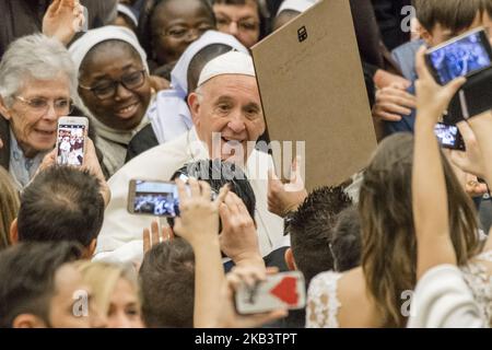 Papst Franziskus kommt am Mittwoch, den 5. Dezember 2018, zu seiner wöchentlichen Generalaudienz in die Aula von Papst Paul VI. Im Vatikan. (Foto von Massimo Valicchia/NurPhoto) Stockfoto