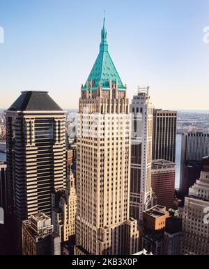 40 Wall Street oder The Trump Building aka Bank of Manhattan Trust Building, Financial District of Lower Manhattan, und 60 Wall Street, New York City Stockfoto