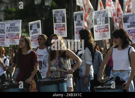 Am 5. Dezember 2018 in Buenos Aires, Argentinien, nehmen Frauen an einem Protest Teil, der die Bewegung „Not One Less“ (Ni Una Menos) fordert, Gerechtigkeit für den Frauenmord von Lucia Perez zu fordern. Am 26. November haben argentinische Richter den Angeklagten für den Mord an Lucia Perez freigesprochen, die am 8. Oktober 2016 in Mar del Plata, Argentinien, starb. (Foto von Gabriel Sotelo/NurPhoto) Stockfoto