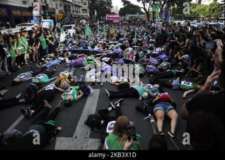 Am 5. Dezember 2018 in Buenos Aires, Argentinien, nehmen Frauen an einem Protest Teil, der die Bewegung „Not One Less“ (Ni Una Menos) fordert, Gerechtigkeit für den Frauenmord von Lucia Perez zu fordern. Am 26. November haben argentinische Richter den Angeklagten für den Mord an Lucia Perez freigesprochen, die am 8. Oktober 2016 in Mar del Plata, Argentinien, starb. (Foto von Gabriel Sotelo/NurPhoto) Stockfoto