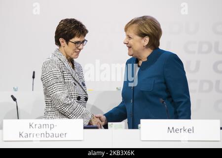 Bundeskanzlerin und Vorsitzende der CDU Angela Merkel (R) begrüßt CDU-Generalsekretärin Annegret Kramp-Karrenbauer (L) im Laufe des Jahres 31. Parteitag in Hamburg, Deutschland am 7. Dezember 2018. (Foto von Emmanuele Contini/NurPhoto) Stockfoto