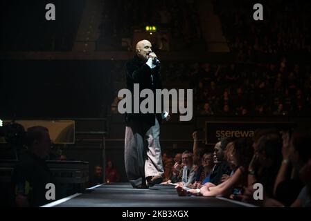 Tim Booth, Sänger der britischen Rockband James, wird am 7. Dezember 2018 auf der Bühne der Wembley Arena in London, Großbritannien, gezeigt. (Alberto Pezzali/NurPhoto) Stockfoto