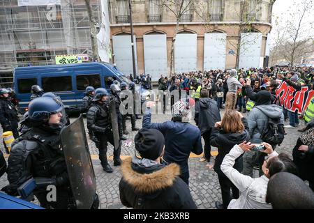 Demonstranten, die eine „gelbe Weste“ (Gilet Jaune) tragen, werden am 8. Dezember 2018 auf dem Place de la Bastille in Paris, Frankreich, gegen die steigenden Lebenshaltungskosten demonstrieren. Paris war am 8. Dezember in großer Alarmbereitschaft, mit umfangreichen Sicherheitsmaßnahmen vor den neuen Protesten der „Gelbwesten“, von denen die Behörden befürchten, dass sie ein zweites Wochenende in Folge gewalttätig werden könnten. (Foto von Michel Stoupak/NurPhoto) Stockfoto