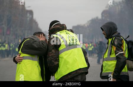 In der vierten Woche in Folge versammelten sich am 8. Dezember 2018 Tausende von Menschen mit gelben Westen auf den Champs-Elysees in Paris, Frankreich, um gegen die Kraftstoffsteuer der französischen Regierung und andere Themen zu protestieren. Die Polizei feuerte Tränengas und verhaftete mehrere Personen. (Foto von Emily Molli/NurPhoto) Stockfoto