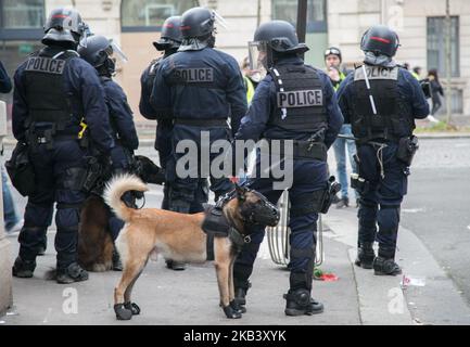 In der vierten Woche in Folge versammelten sich am 8. Dezember 2018 Tausende von Menschen mit gelben Westen auf den Champs-Elysees in Paris, Frankreich, um gegen die Kraftstoffsteuer der französischen Regierung und andere Themen zu protestieren. Die Polizei feuerte Tränengas und verhaftete mehrere Personen. (Foto von Emily Molli/NurPhoto) Stockfoto