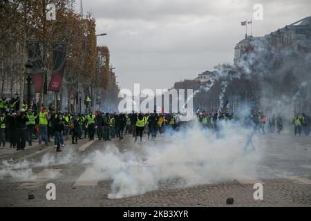 In der vierten Woche in Folge versammelten sich am 8. Dezember 2018 Tausende von Menschen mit gelben Westen auf den Champs-Elysees in Paris, Frankreich, um gegen die Kraftstoffsteuer der französischen Regierung und andere Themen zu protestieren. Die Polizei feuerte Tränengas und verhaftete mehrere Personen. (Foto von Emily Molli/NurPhoto) Stockfoto