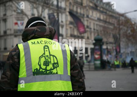 In der vierten Woche in Folge versammelten sich am 8. Dezember 2018 Tausende von Menschen mit gelben Westen auf den Champs-Elysees in Paris, Frankreich, um gegen die Kraftstoffsteuer der französischen Regierung und andere Themen zu protestieren. Die Polizei feuerte Tränengas und verhaftete mehrere Personen. (Foto von Emily Molli/NurPhoto) Stockfoto