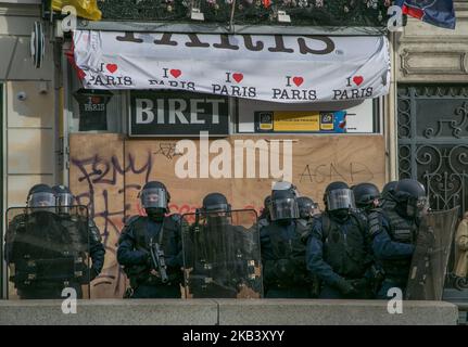 In der vierten Woche in Folge versammelten sich am 8. Dezember 2018 Tausende von Menschen mit gelben Westen auf den Champs-Elysees in Paris, Frankreich, um gegen die Kraftstoffsteuer der französischen Regierung und andere Themen zu protestieren. Die Polizei feuerte Tränengas und verhaftete mehrere Personen. (Foto von Emily Molli/NurPhoto) Stockfoto